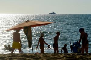 Russiske badegæster slikker sol på annekteret ukrainsk halvø
