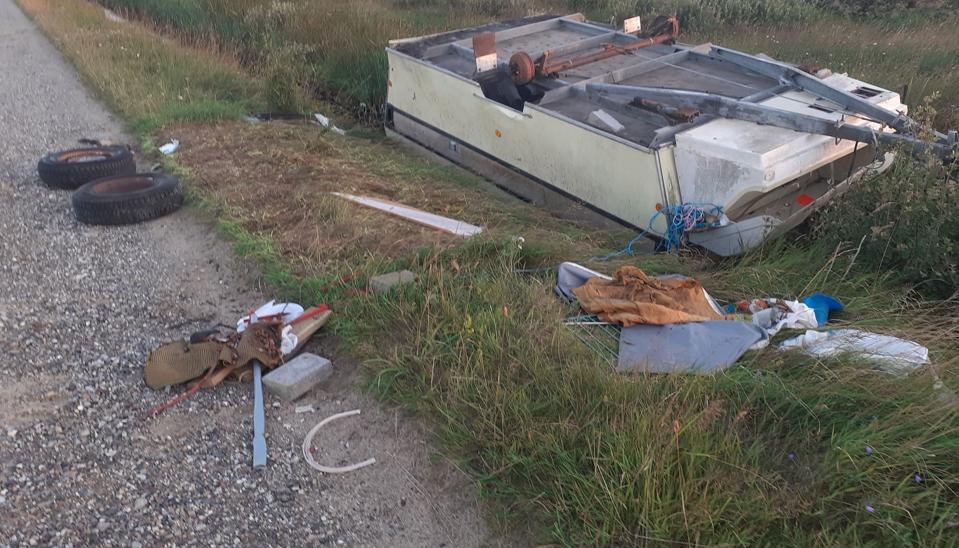 Den skrottede campingvogn er nu havnet i grøften på Hegnsvej - nøjagtigt som Villy Jensen oprindeligt frygtede. <i>Foto: Villy Jensen</i>