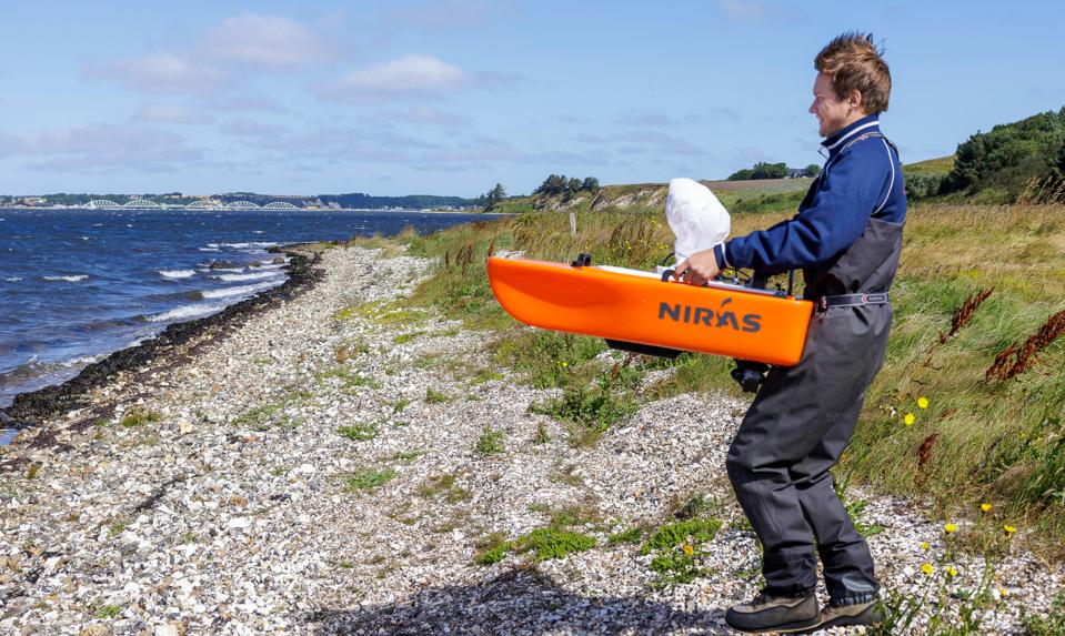 Civilingeniør Morten Nørgaard Stenkær sætter dronen Vera i vandet syd for Vilsund.  <i>Foto: Henrik Bo</i>