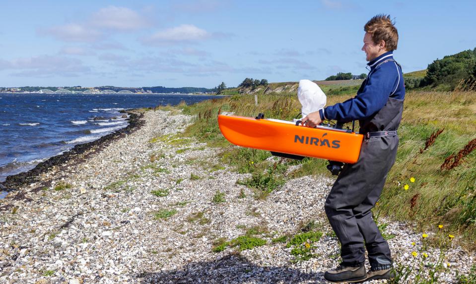 Civilingeniør Morten Nørgaard Stenkær sætter dronen Vera i vandet syd for Vilsund. <i>Foto: Henrik Bo</i>