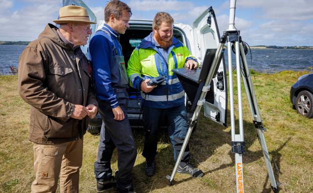 Geolog Søren Torp (til venstre) sammen med sine to kolleger fra Niras, Daniel Palm Simonsen og Morten Nørgaard Stenkær, som han har fået til at lave en ekkolodmåling fSælstenen <i>Foto: Henrik Bo</i>