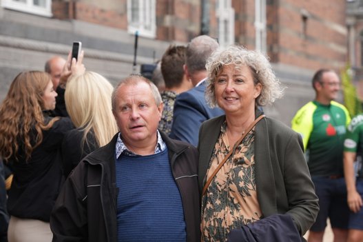 Karina Vingegaard Rasmussen og Claus Vingegaard Rasmussen var naturligvis også mødt frem, og de må have været ved at revne af stolthed. Ikke blot fordi sønnen Jonas har leveret det største danske sportsresultat i dette århundrede, men også fordi de værdier han er opflasket med stadig sidder dybt i ham. <i>Foto: Emil Helms/Ritzau Scanpix</i>