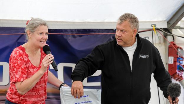 Arrangør Mark Lange og formand for Havkajakroerne Anette Svendsen holder morgenmøde for de mange deltagere. Foreningen Havkajakroerne har 1650 medlemmer fordelt i hele Danmark. <i>Foto: Bo Lehm</i>