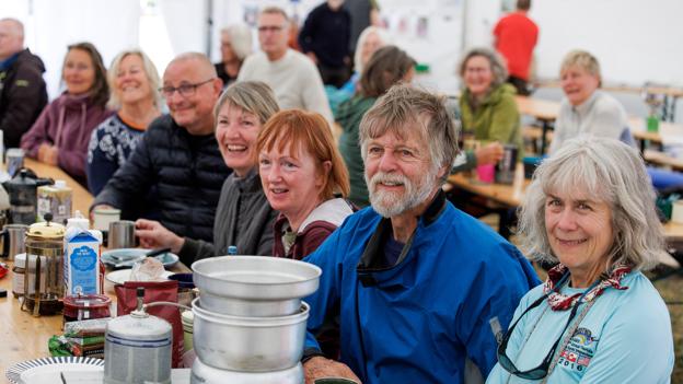 Havkajak-verdensstjernen Nigel Foster (i den blå trøje, red.) lærte for mange år siden sig selv at ro i kajak, og siden da har han taget alverdens uddannelser indenfor rosporten. Nu er den 69-årige englænder i Nykøbing som en del af det store træf, hvor han underviser i sine særlige teknikker. <i>Foto: Bo Lehm</i>