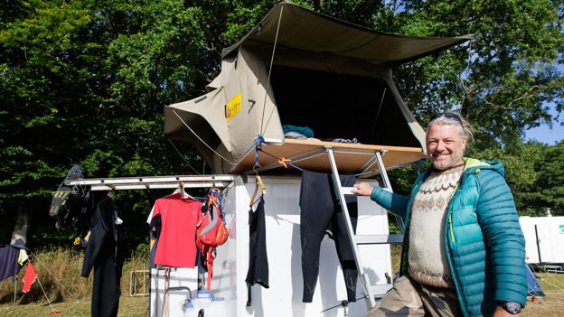 Henrik Stendorf fra Grenaa sover oppe på sin trailer, når han er til kajaktræf. <i>Foto: Bo Lehm</i>
