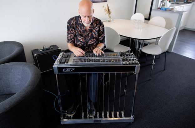 Pedal-steelguitaren er en del af bagagen, når Nils Tuxen drager til Nordjylland.