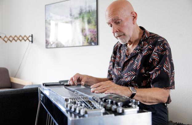 Da Nils Tuxen hørte "Sweetheart of the Rodeo", gik jagten ind på at finde den helt rigtige pedal-steelguitar.
