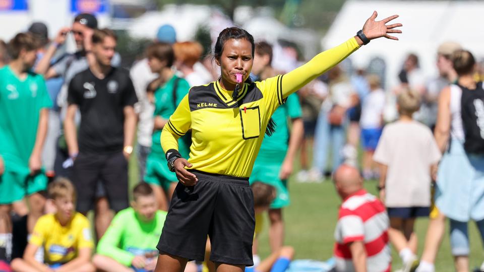 Dommer Merina Dhimal fra Nepal er med til Dana Cup for første gang Hjørring 27. juli 2022. <i>Foto: Bente Poder</i>