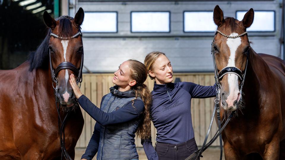 Isabella og Frederikke Raunskov er tvillinger, 21 år og selvstændige med eget firma, hvor de køber og sælger rideheste.