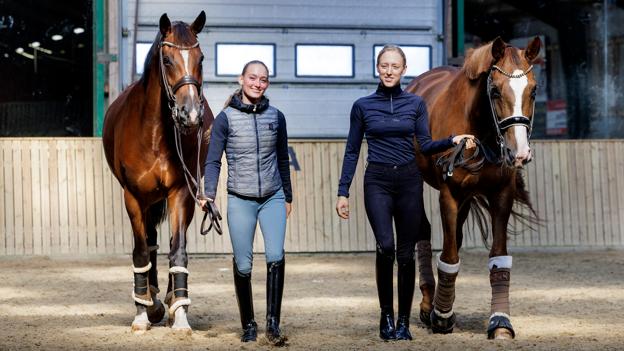 Isabella og Frederikke Raunskov er tvillinger, 21 år og selvstændige med eget firma, hvor de køber og sælger rideheste. Østerild 27. juli 2022. <i>Foto: Henrik Bo</i>