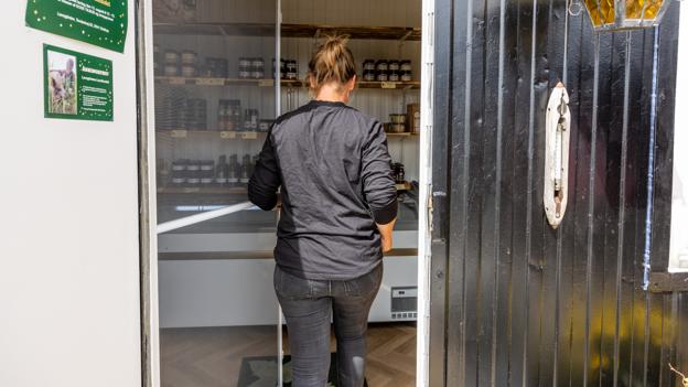 Løvegården har flere lokale samarbejdspartnere. For eksempel får de leveret kål fra en nærliggende gård, da det ikke kan betale sig for dem at dyrke det selv i forhold deres mængde af jord og den måde, de producerer på. <i>Foto: Kim Dahl Hansen</i>