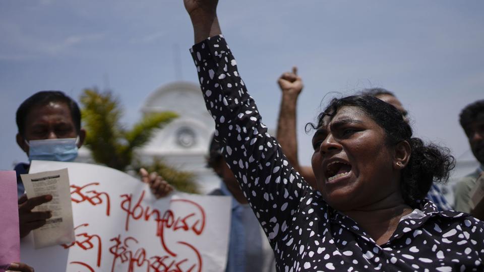 Demonstranter er utilfredse med regeringen, som ifølge dem er skyld i Sri Lankas dybe økonomiske krise. Onsdag har parlamentet besluttet at forlænge nødretstilstanden, som er blevet brugt til at slå ned på protester. <i>Eranga Jayawardena/Ritzau Scanpix</i>