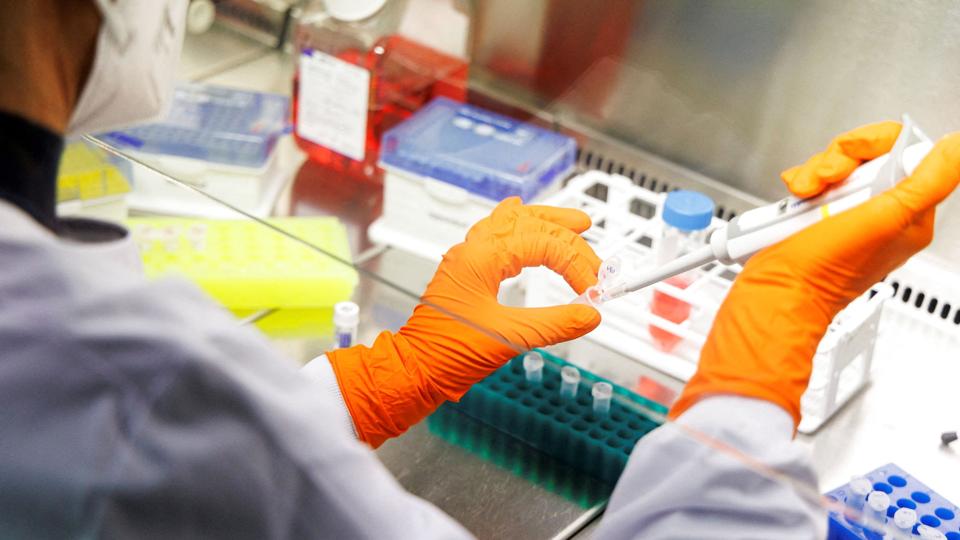 Bavarian Nordic har fået godkendt sin vaccinefyldefabrik i Danmark, så den nu kan fremstille og levere vacciner mod abekopper til USA og Europa. (Arkivfoto). <i>Lukas Barth/Reuters</i>