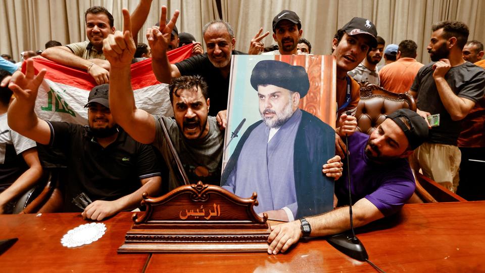 Det er støtter af den indflydelsesrige imam Moqtada al-Sadr, som har stormet parlamentet og på billedet ses inde i selve parlamentsbygningen. <i>Ahmed Saad/Reuters</i>