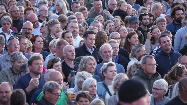 Folk stod tæt på havnen og hørte musik. <i>Foto: Bente Poder</i>