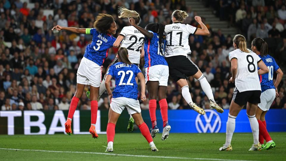 Alexandra Popp (i hvid trøje med nummer 11) header her 2-1-scoringen mod Frankrig i mål, hvilket sender Tyskland i EM-finalen mod England. <i>Justin Tallis/Ritzau Scanpix</i>