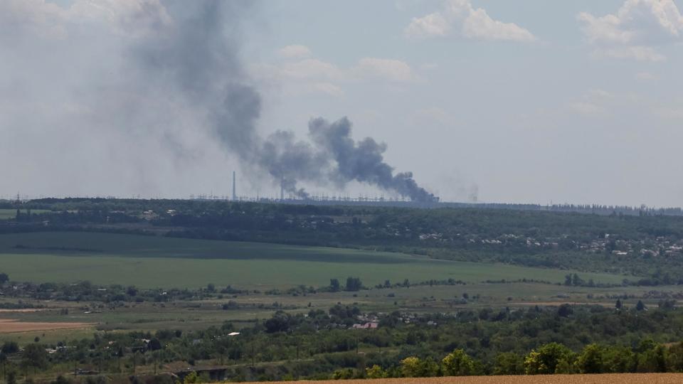 Kraftværket Vuhlehirsk brænder efter beskydninger. Værket ligger nær Svitlodarsk i den østlige region Donetsk. <i>Gleb Garanich/Reuters</i>