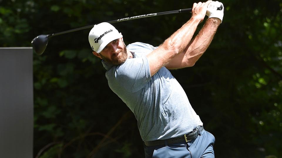 Amerikanske Dustin Johnson er en af dem, der har valgt at deltage ved LIV Golf. På billedet slår han ud i en af LIV Golfs turneringer, der foregik i starten af juli i den amerikanske delstat Oregon. <i>Steve Dykes/Ritzau Scanpix</i>