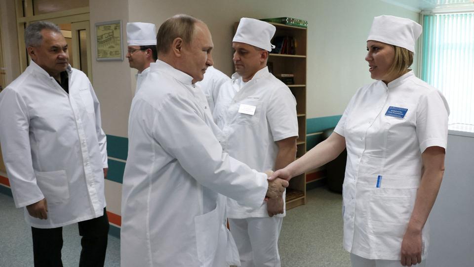 Ruslands præsident, Vladimir Putin, hilser på læger under et besøg på et hospital i Moskva, hvor sårede russiske soldater er indlagt. Ifølge en amerikansk politiker er cirka 75.000 russiske soldater blevet dræbt eller såret i krigen i Ukraine. Tallet er ikke bekræftet fra russisk side. <i>Sputnik/Reuters</i>