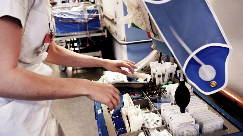 Sygeplejeuddannelsen er blandt de velfærdsuddannelser, der har svært ved at trække nok studerende. Og det truer generelt vigtige områder inden for vores velfærdssamfund. Det handler om at få sikret ordentlige arbejdsforhold inden for disse fag, mener redaktionschef Jens Peter Svarrer, Nordjyske. <i>Linda Kastrup/Ritzau Scanpix</i>