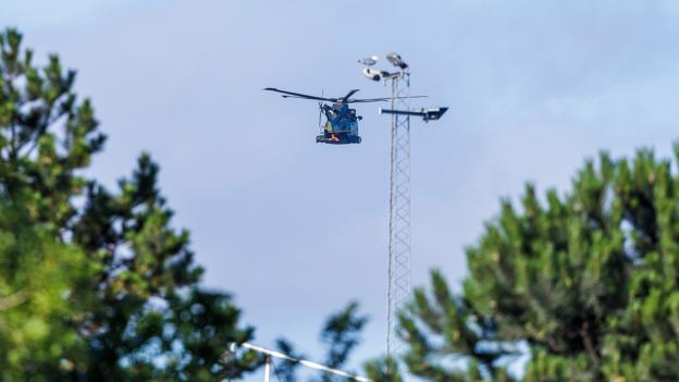 Helikopter fra Joint Rescue and Coordination Center ledte efter personer i vandet ud for Aalborg Portland efter man havde fundet en tom jolle. <i>Foto: Henrik Bo</i>