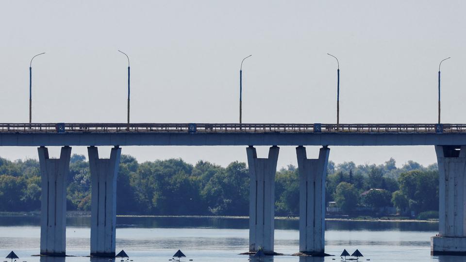Antonivskyj-broen i Kherson blev onsdag ramt af Ukraine. Det skal være med til at svække de russiske styrker, der har besat byen. <i>Alexander Ermochenko/Reuters</i>