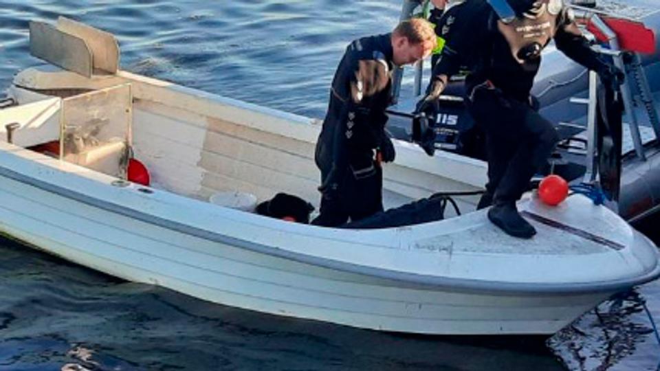 Nordjyllands Politi ledte efter personer i vandet ud for Aalborg Portland efter man havde fundet denne tomme jolle drivende førerløs på vandet. <i>Foto: Nordjyllands Politi</i>