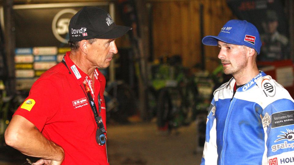 Hans Nielsen rejser rundt med de danske kørere til VM-grandprixerne. Her taler han med den nok største danske stjerne Leon Madsen. <i>Sportxpress/Ritzau Scanpix</i>
