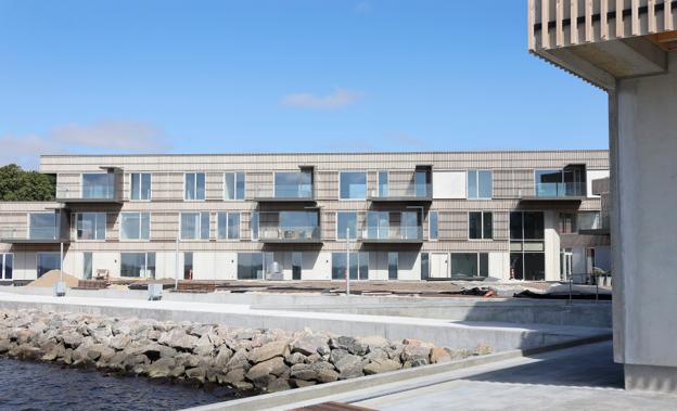 Byggeriet på Sydhavnen ligger lige ned til den blinkende Limfjord. <i>Foto: Bente Poder</i>