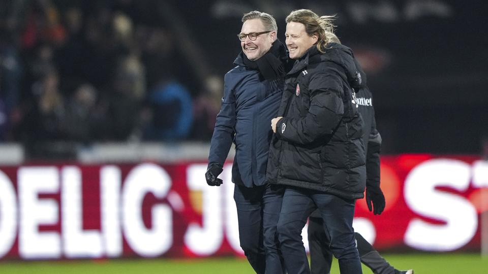 I december var der grund til smil i FC Midtjylland, der sendte Brøndby ud af pokalturneringen, hvilket daværende træner Bo Henriksen og direktør Claus Steinlein fejrer her. Nu er smilene stivnet, og torsdag fortalte Steinlein, at FCM har fyret Bo Henriksen. <i>Foto: Claus Fisker/Ritzau Scanpix</i>