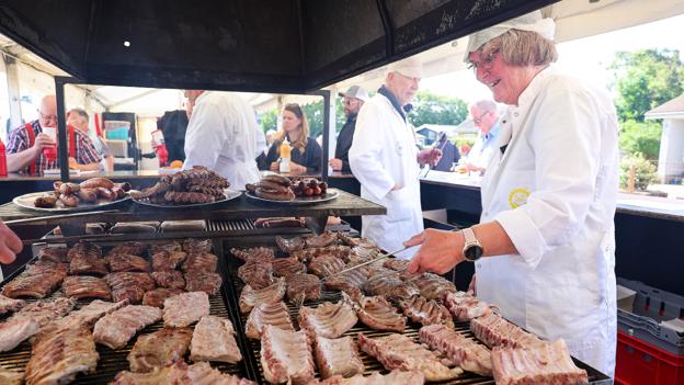 Ved boden, der ligger lige op ad musikteltet, hvor Kim og Hallo har spillet op til dans alle tre dage, har der været godt gang i salget af både pølser og grillben. <i>Foto: Bente Poder</i>