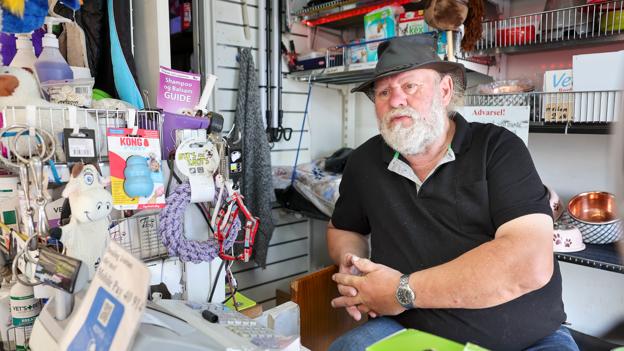 Kræmmer Bjarne Jensen ser ikke lyst på fremtiden for folk som ham, der lever af at tage på kræmmermarkeder. <i>Foto: Bente Poder</i>