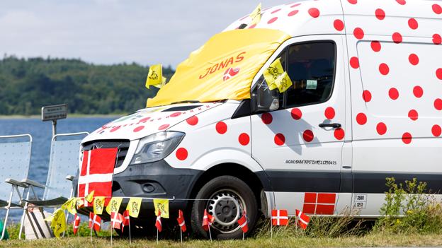 Glyngøre er pyntet op til fest for Jonas Vingegaard. <i>Foto: Bo Lehm</i>