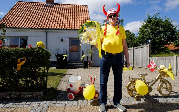 Jens Madsen fra Struer Cykelklub ventede med et buket blomster foran det hus i hovedgaden, hvor Jonas Vingegaard bor sammen med sin kæreste Trine Marie Hansen og datteren Frida. <i>Foto: Bo Lehm</i>