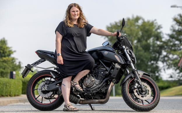 Janni Høybye var i lære som motorcykelmekaniker - men blev i stedet socialrådgiver. Hun har dog sin egen motorcykel. <i>Foto: Lars Pauli</i>