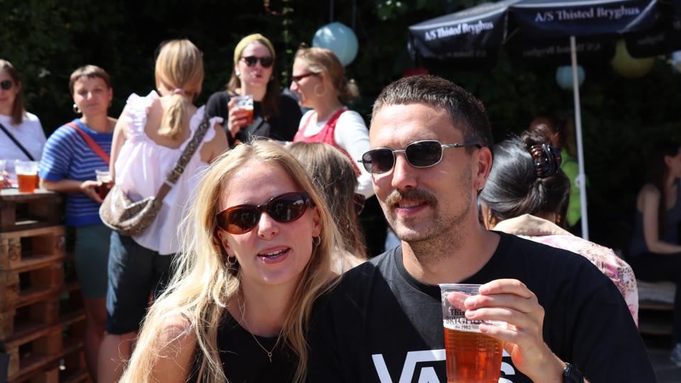 Sigrid Wibe og Christian Vindum fra Aarhus er meget glade for den nye Alive-øl. Det er første gang de to er på festivallen.  <i>Foto: Mads Kappel Thøgersen</i>
