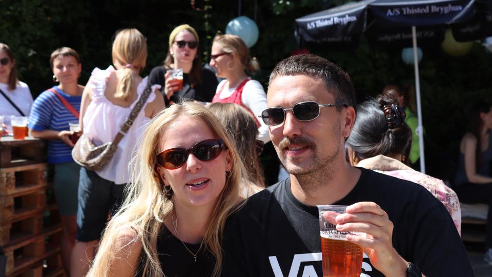 Sigrid Wibe og Christian Vindum fra Aarhus er meget glade for den nye Alive-øl. Det er første gang de to er på festivallen. <i>Foto: Mads Kappel Thøgersen</i>