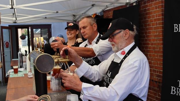 Salgschef ved Thisted Bryghus, Stefan Daugbjerg, fortæller, at det ikke nødvendigvis er sådan, at de hvert år brygger en ny øl med det, der er blevet sanket af gæsterne. - Det kræver meget arbejde og stor vilje, men vi er vilde med projektet, siger han. <i>Foto: Mads Kappel Thøgersen</i>