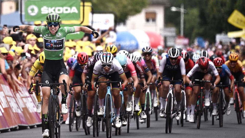 Lorena Wiebes (i grøn trøje) fejrer sin sejr på 5. etape i kvindernes Tour de France. <i>Jeff Pachoud/Ritzau Scanpix</i>