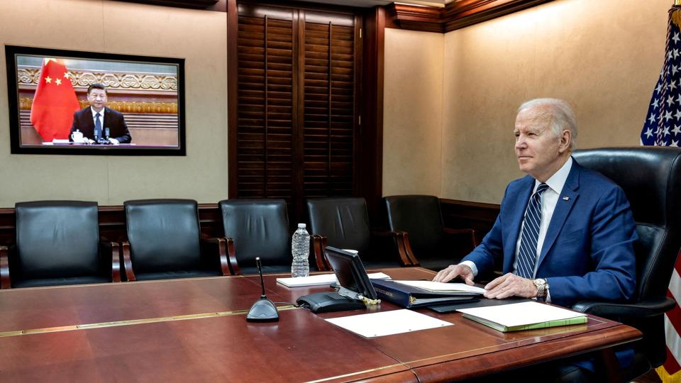 USA's præsident, Joe Biden, har torsdag talt med Kinas præsident, Xi Jinping, i 2 timer og 17 minutter. Det er den femte samtale mellem de to præsidenter, efter at Biden tiltrådte som præsident for halvandet år siden. Her ses de under en tidligere samtale i marts i år. <i>Handout/Reuters</i>