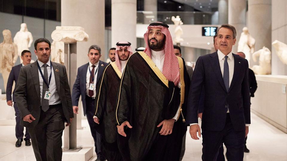 Forud for sit besøg i Frankrig har Saudi-Arabiens kronprins, Mohammed bin Salman (tv), været i Grækenland. Her mødtes han tirsdag med den græske premierminister, Kyriakos Mitsotakis (th). <i>Dimitris Papamitsos/Ritzau Scanpix</i>
