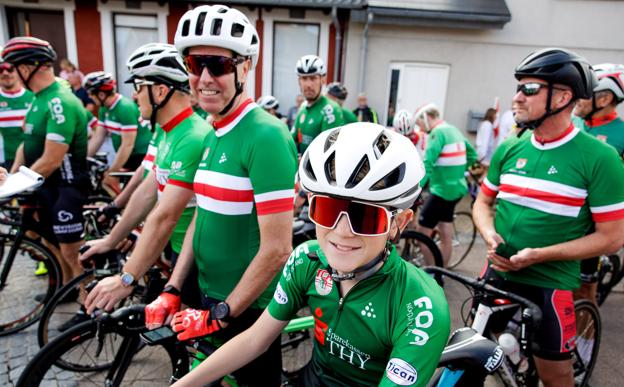 En flok cyklister fra Thy Cykle Ring var cyklet fra Hillerslev til Glyngøre for at deltage i hyldesten af Jonas Vingegaard. <i>Foto: Bo Lehm</i>