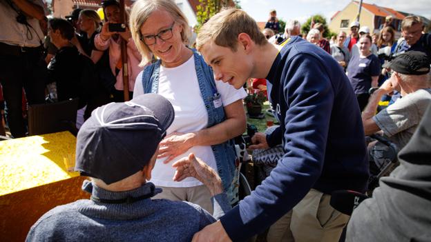 Ved Glyngøre Plejecenter stod Jonas Vingegaard ud af bilen og hilste på folk. <i>Foto: Bo Lehm</i>