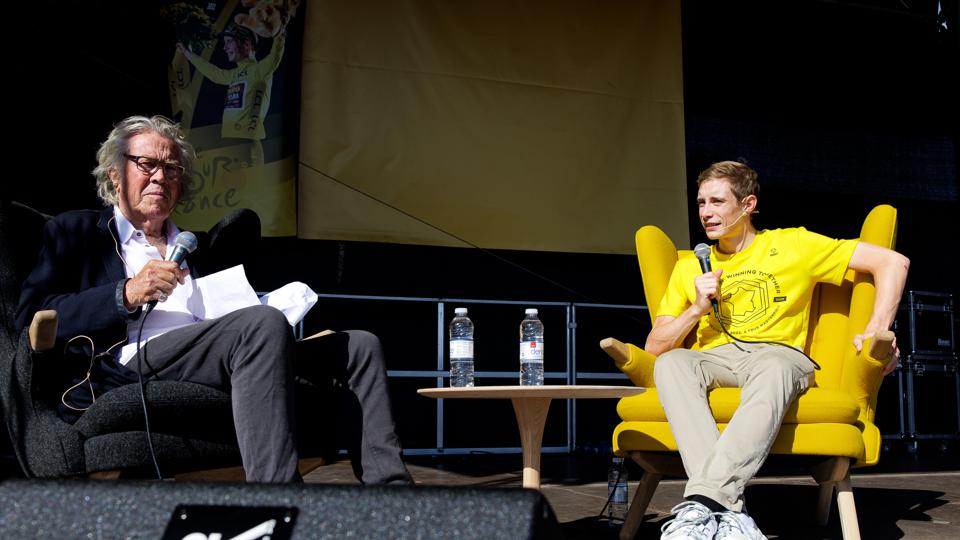 Jørgen Leth og Jonas Vingegaard på scenen