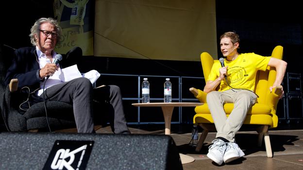 Jørgen Leth havde en samtale med Jonas Vingegaard på scenen i Glyngøre. <i>Foto: Bo Lehm</i>