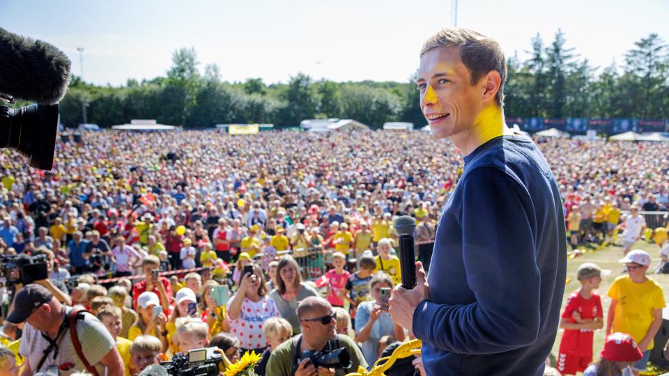 Jonas Vingegaard blev torsdag eftermiddag hyldet for sin sejr i Tour de France foran et hav af mennesker på stadion i Glyngøre. <i>Foto: Bo Lehm</i>
