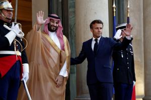 Macron trodser vrede og byder saudisk kronprins velkommen
