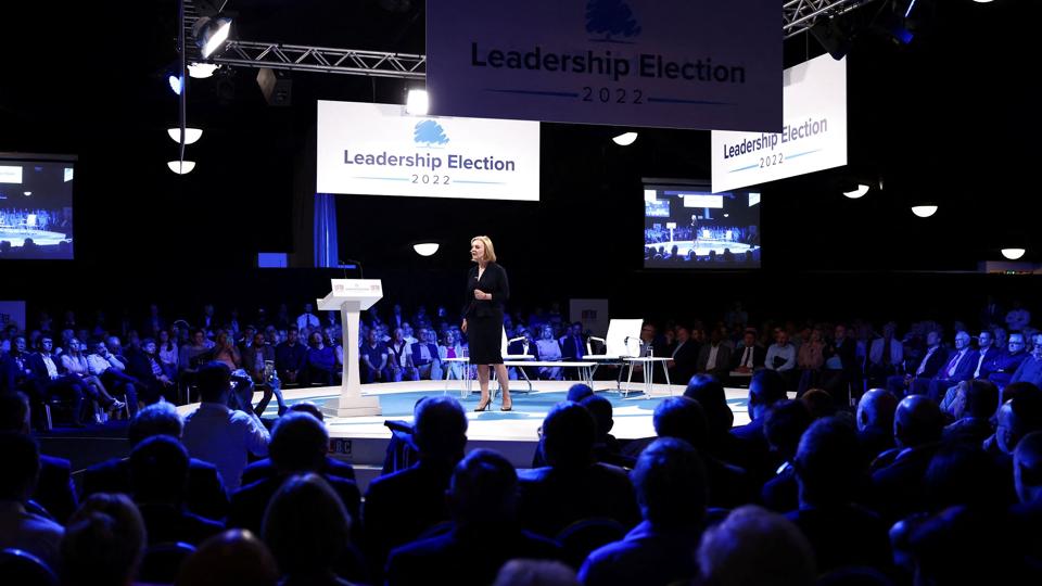 Udenrigsminister Liz Truss taler til medlemmer af det konservative parti på et møde i Leeds torsdag, hvor hun og rivalen til partiets formandspost, Rishi Sunak, fik mulighed for at fremlægge deres visioner. <i>Henry Nicholls/Reuters</i>