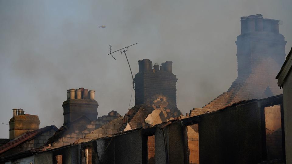 16 huse i Wennington i London blev ødelagt af flammer tirsdag 19. juli, da der blev målt rekordhøje temperaturer i England. Chefen for brandvæsnet i London, Andy Roe, opfordrer myndighederne til at indføre et forbud mod engangsgrill forud for en mulig ny hedebølge. (Arkivfoto) <i>Yui Mok/Ritzau Scanpix</i>
