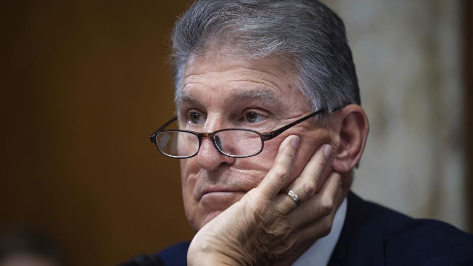 Den konservative demokrat og senator Joe Manchin, der er valgt i den amerikanske kulstat West Virginia, har højst overraskende sagt ja til en stor klimaaftale, efter i flere omgange at have afvist præsident Joe Bidens store plan. Nu ser det ud til, at aftalen kan stemmes igennem, inden Kongressen går på sommerferie. <i>Francis Chung/E/Ritzau Scanpix</i>